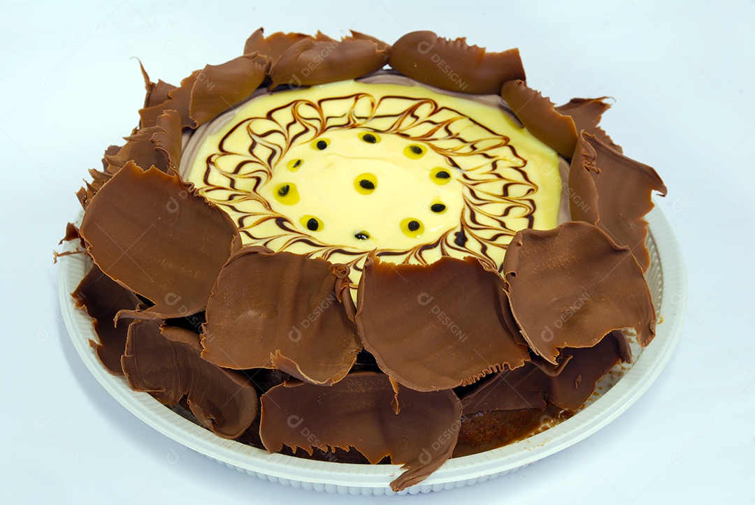 Bolo de chocolate com cobertura de maracujá