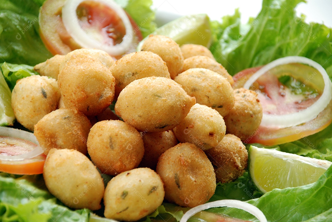 Delicioso lanche brasileiro mandioca e carne