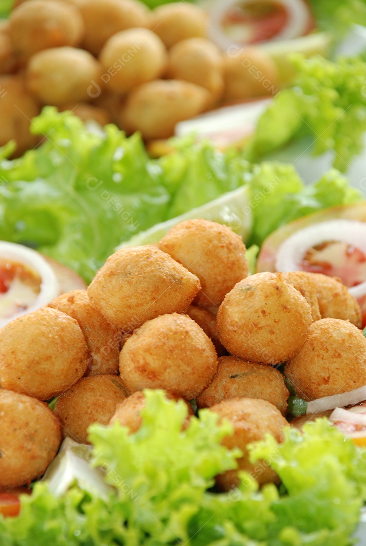 Delicioso lanche brasileiro mandioca e carne