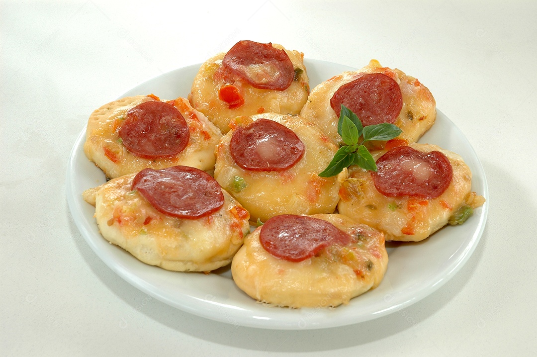 Pizza pequena com queijo mussarela e salsicha