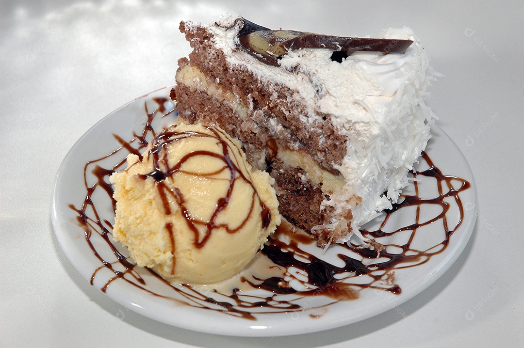 Fatia de bolo com sorvete