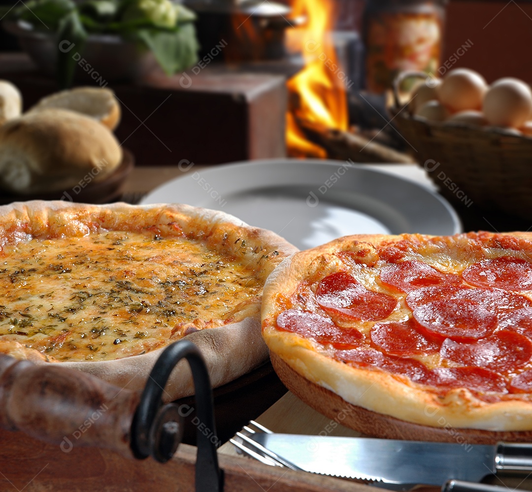 Duas pizzas calabresa e queijo