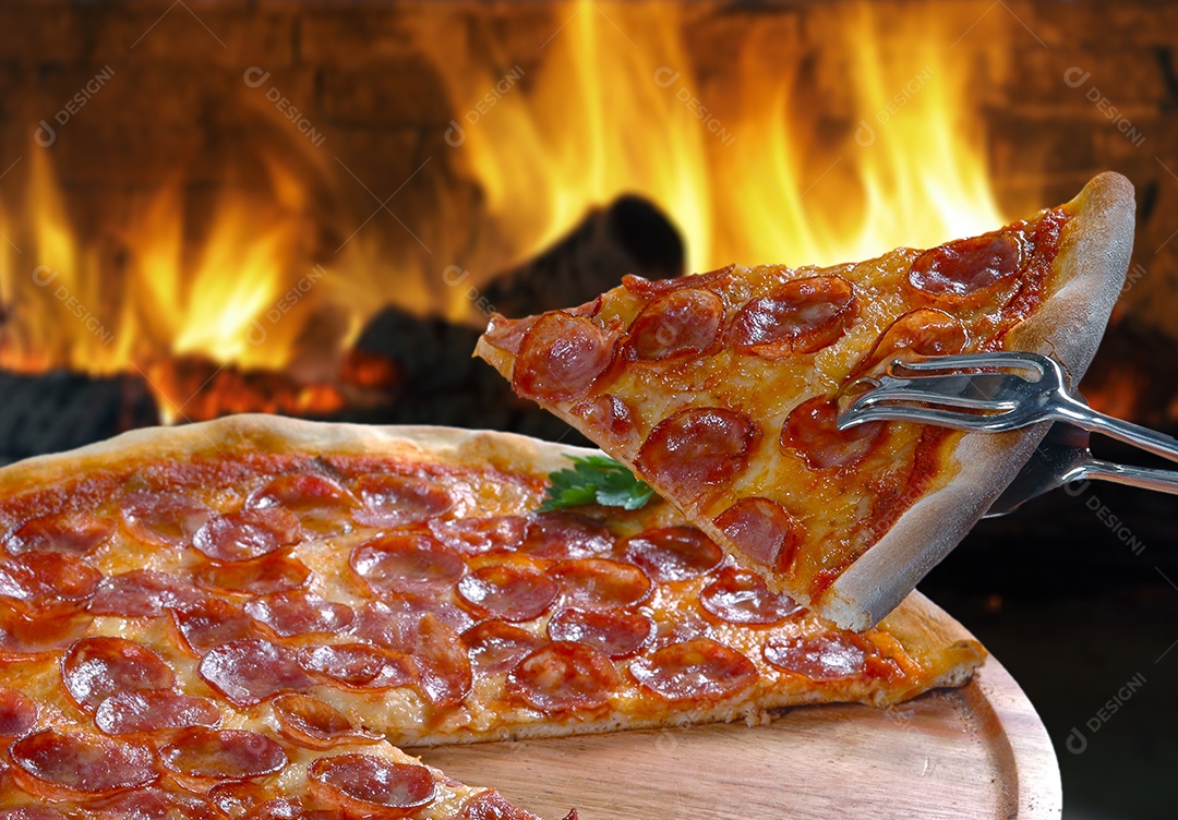 fatia de pizza de calabresa