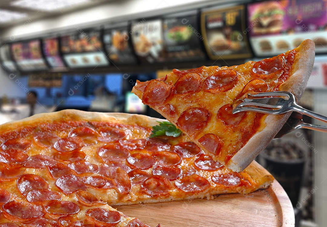 Fatia de pizza de calabresa