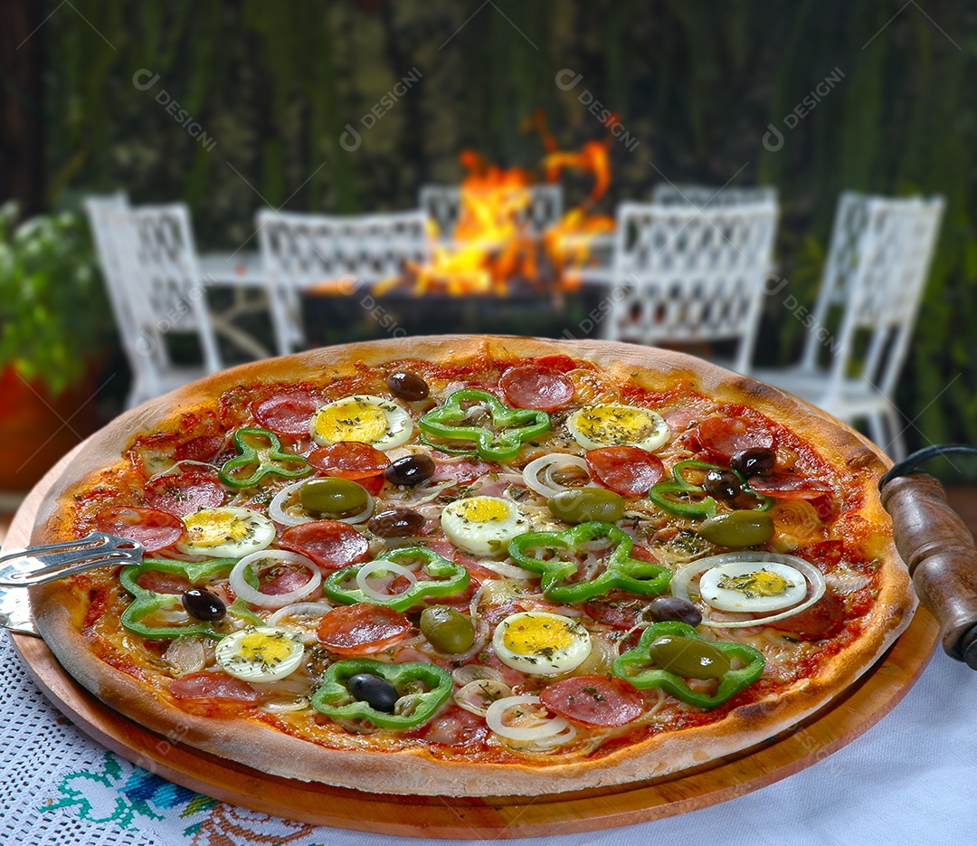 Pizza com milho bacon chili cebola ervilha