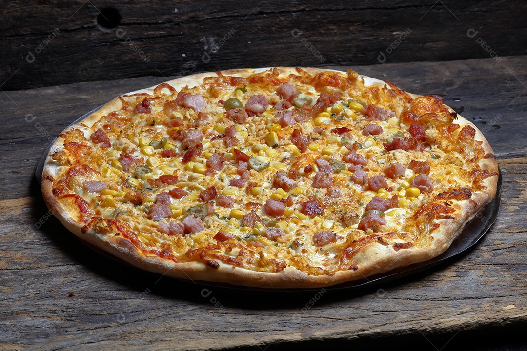 Deliciosa pizza assada sobre mesa de madeira