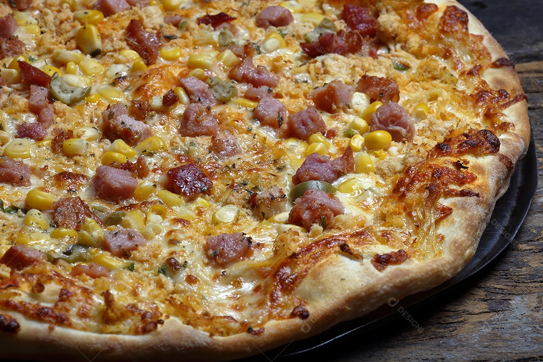 Deliciosa pizza assada sobre mesa de madeira