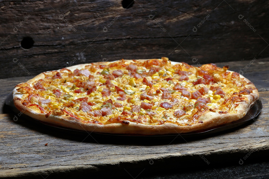 Deliciosa pizza assada sobre mesa de madeira