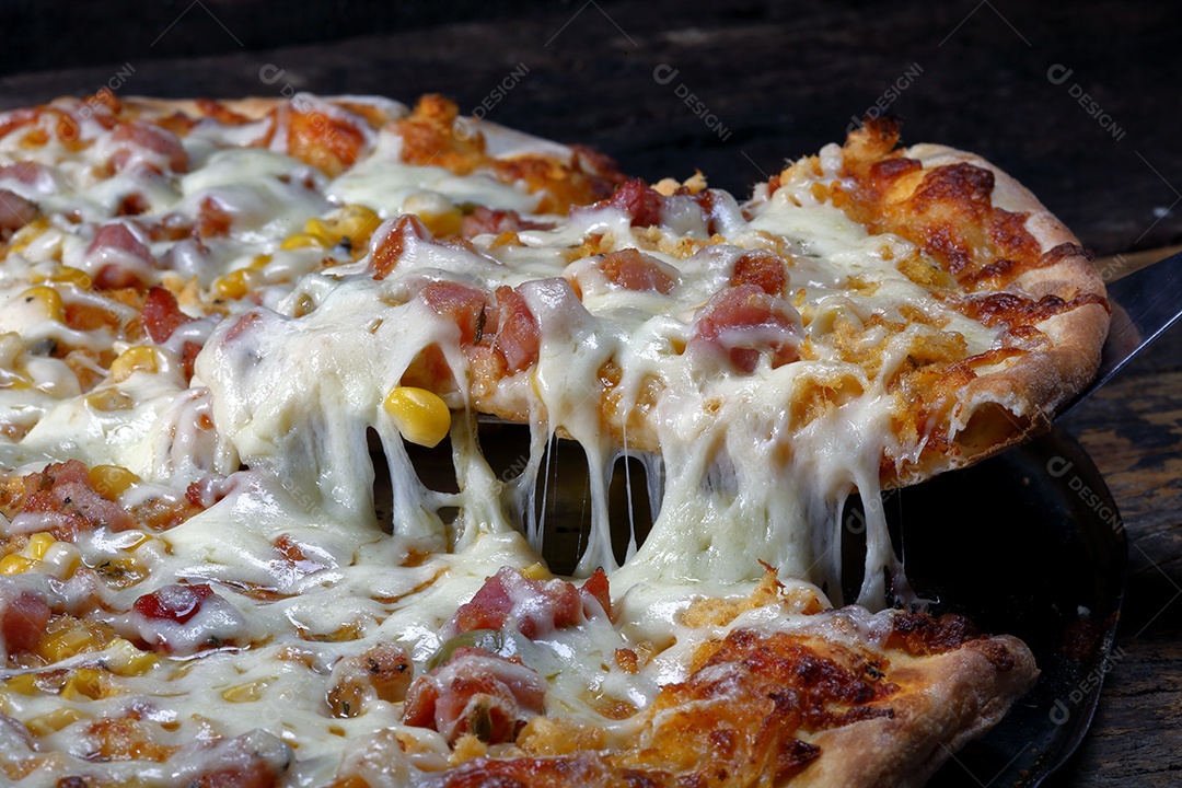 Deliciosa pizza assada sobre mesa de madeira