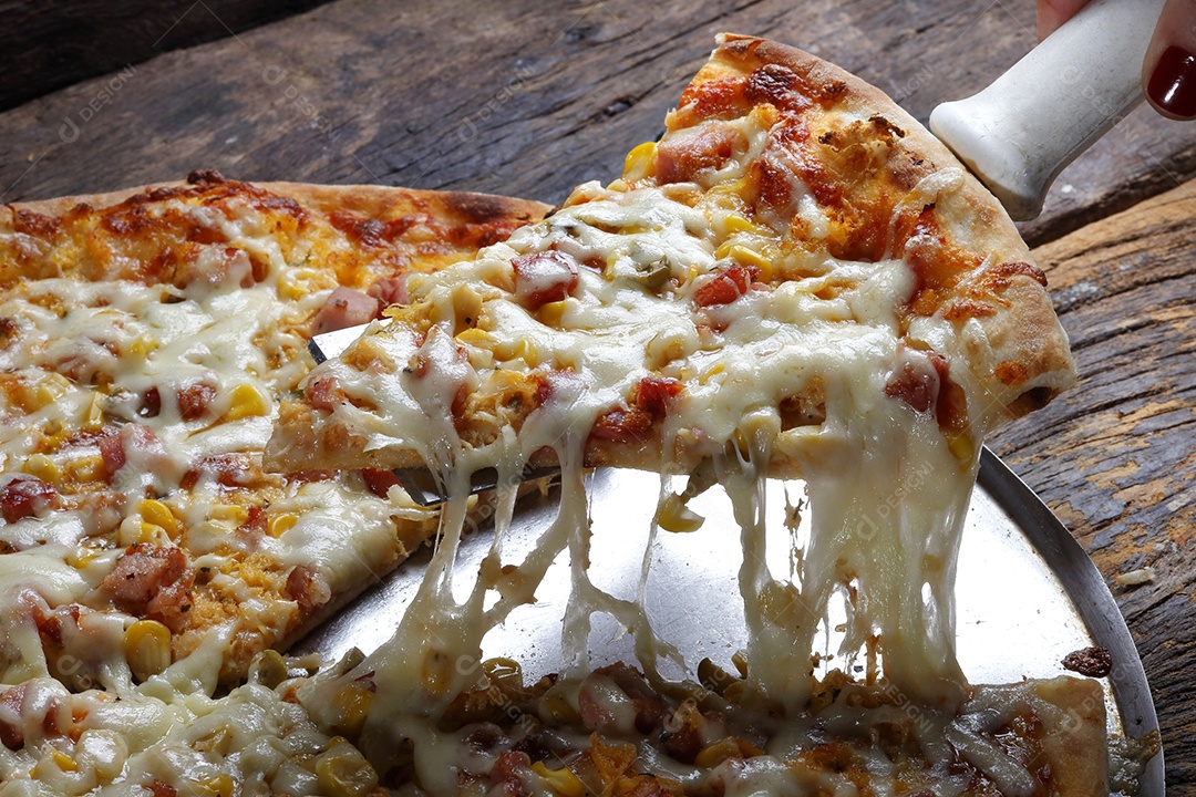 Deliciosa pizza assada sobre mesa de madeira