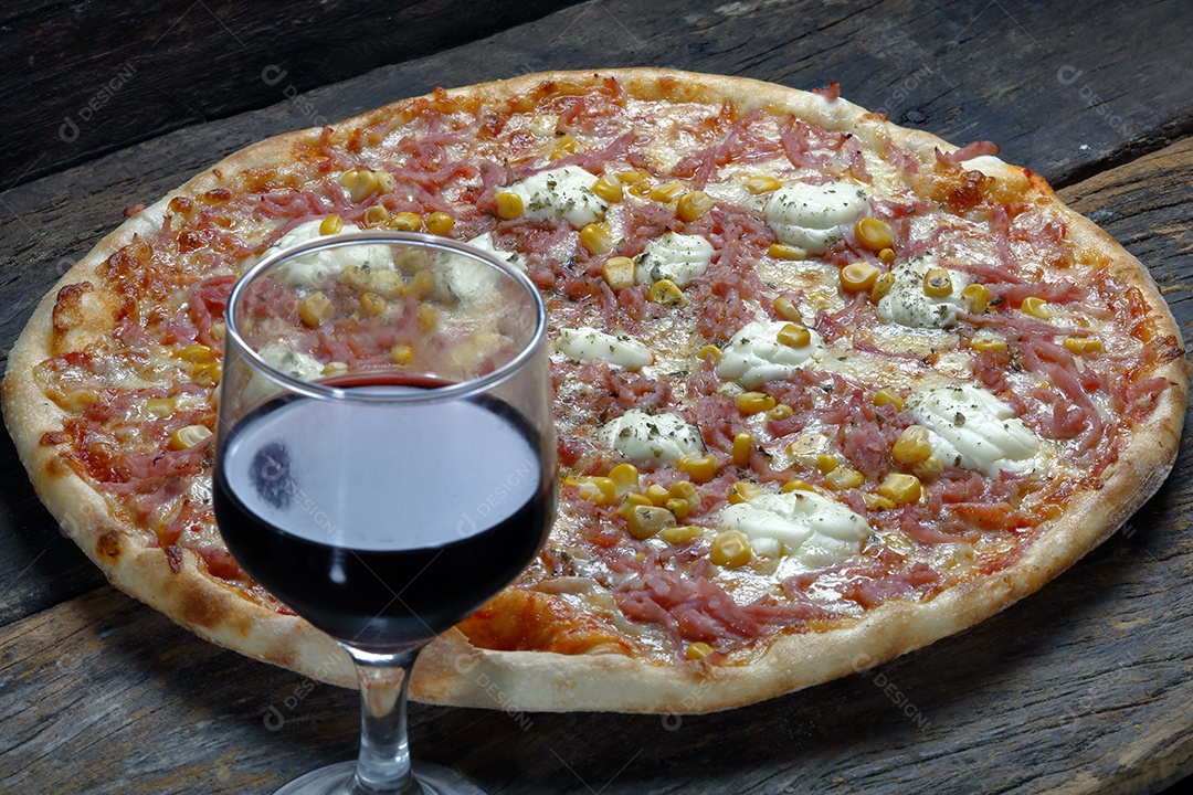 Deliciosa pizza assada com vinho sobre mesa de madeira