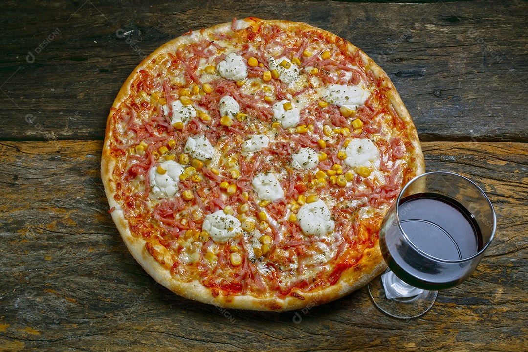 Deliciosa pizza assada com vinho sobre mesa de madeira