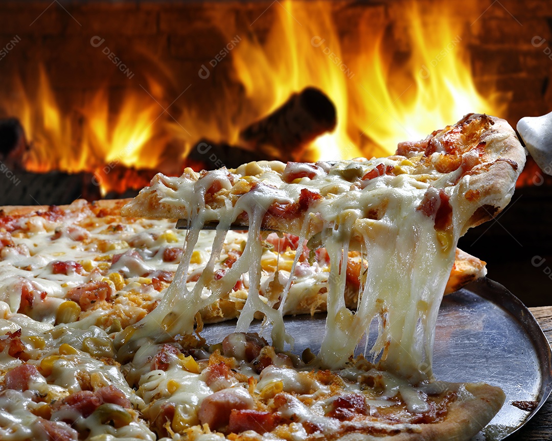 Fatia de pizza de bacon com queijo