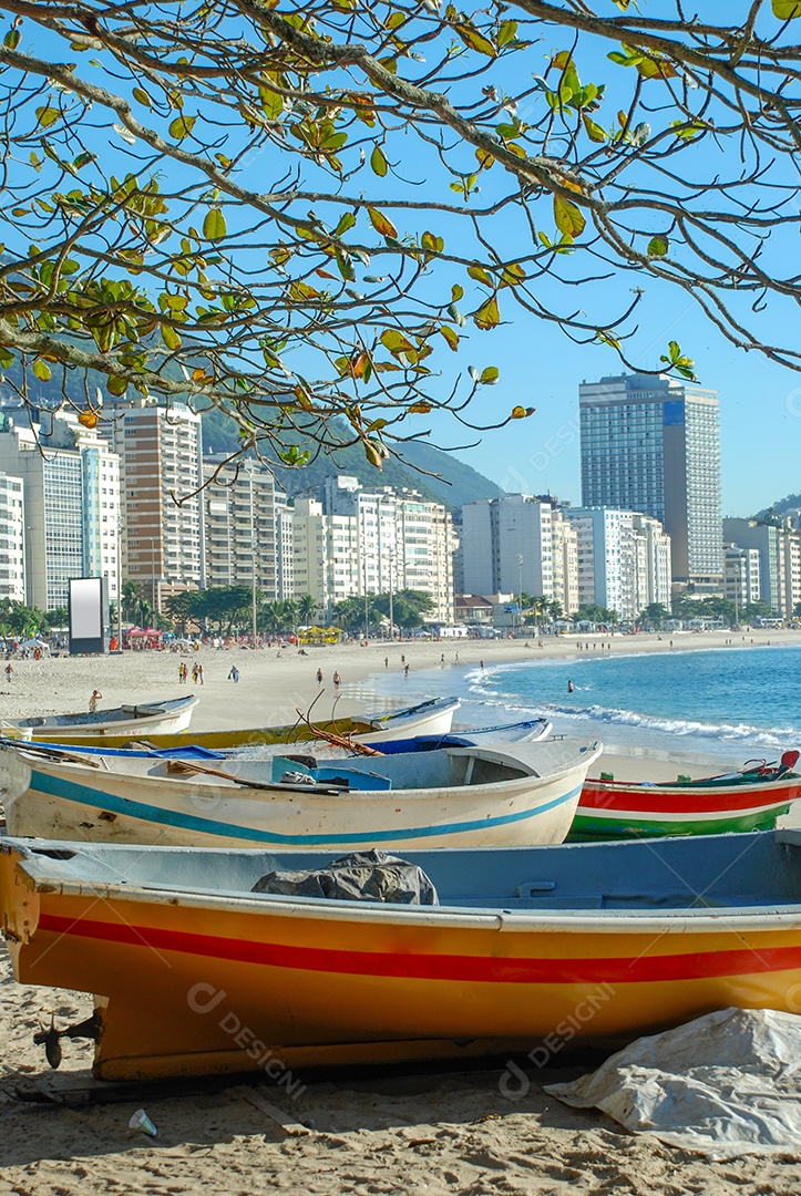 Barco de pesca na praia de copacabana Rio de Janeiro
