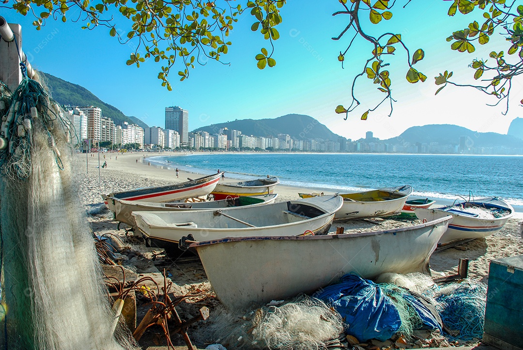 Barco de pesca na praia de copacabana Rio de Janeiro