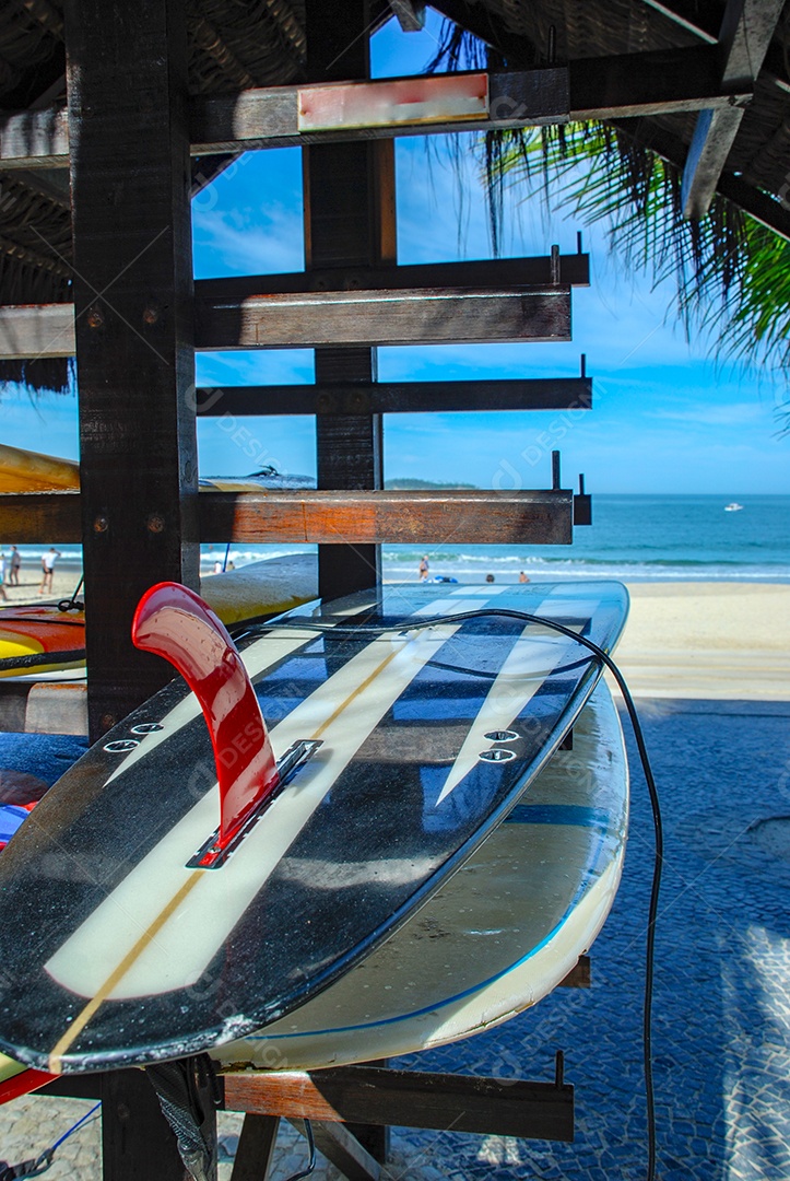 Prancha de surf na praia de Ipanema