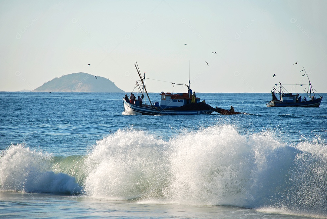 Barco de pesca na praia de copacabana Rio de Janeiro