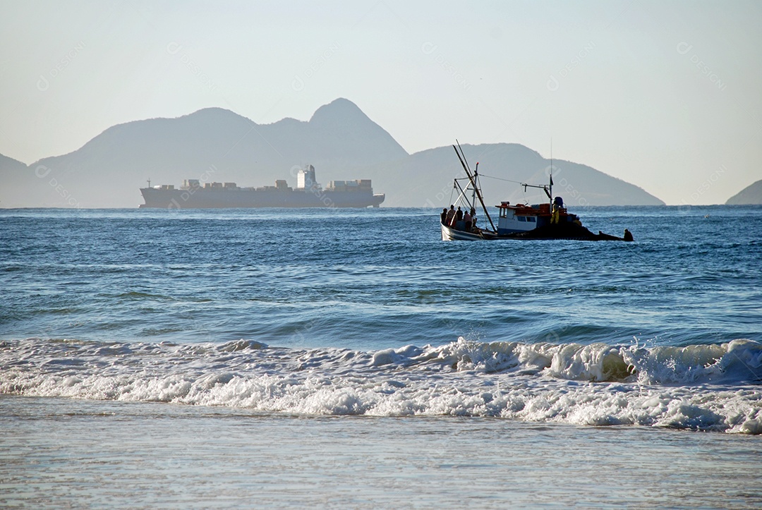 Barco de pesca na praia de copacabana Rio de Janeiro