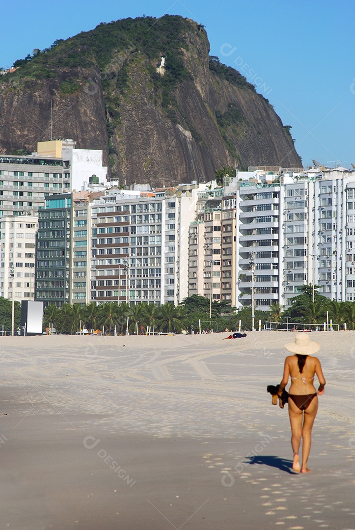 Mulher caminhando em uma praia