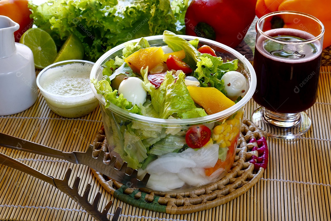 Salada de legumes frescos em uma tigela de plástico aberta