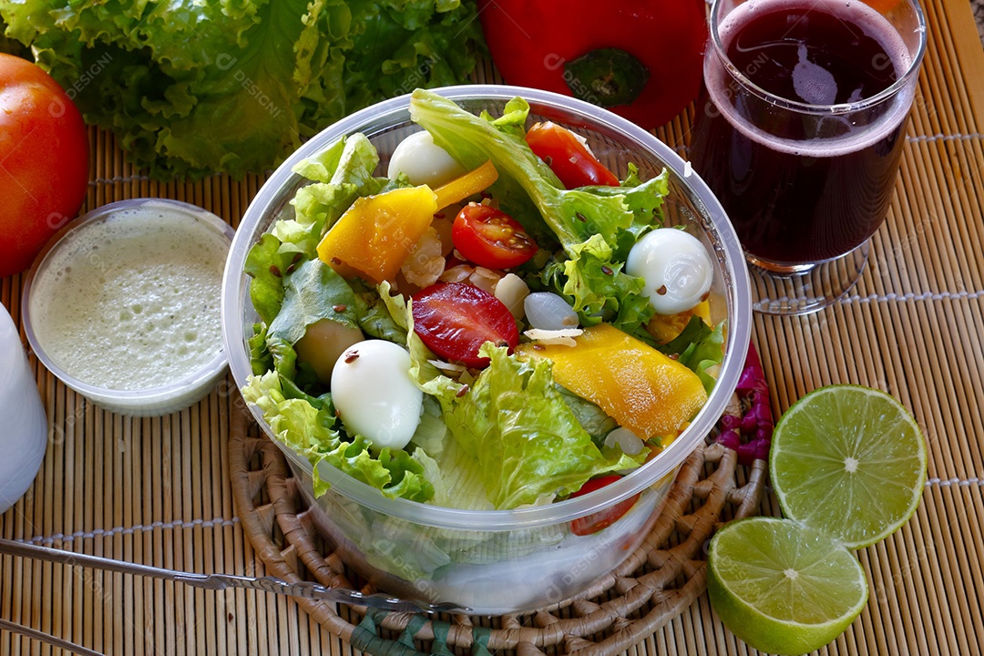 Salada de legumes frescos em uma tigela de plástico aberta