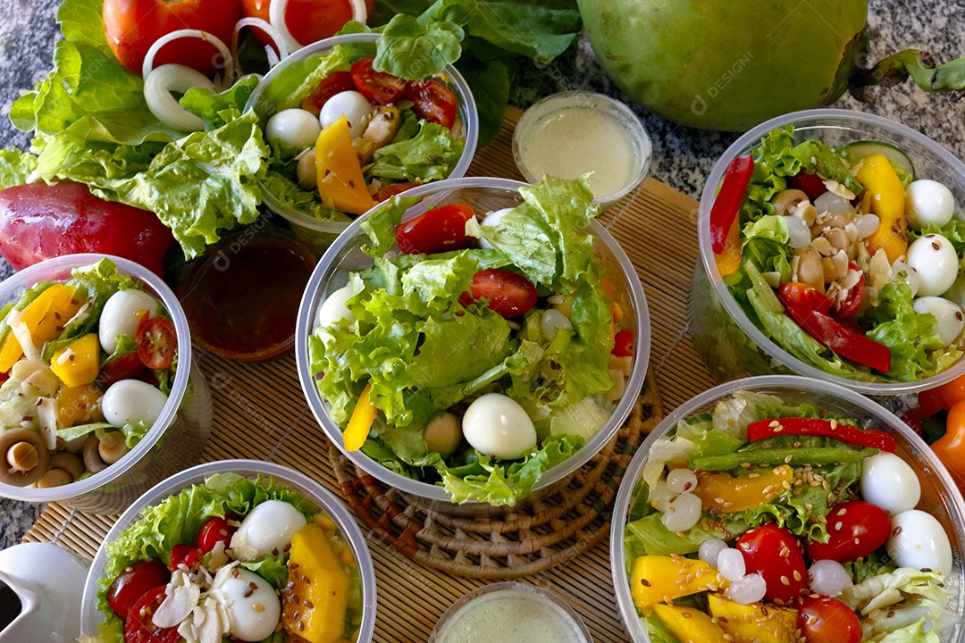Salada de legumes frescos em uma tigela de plástico aberta