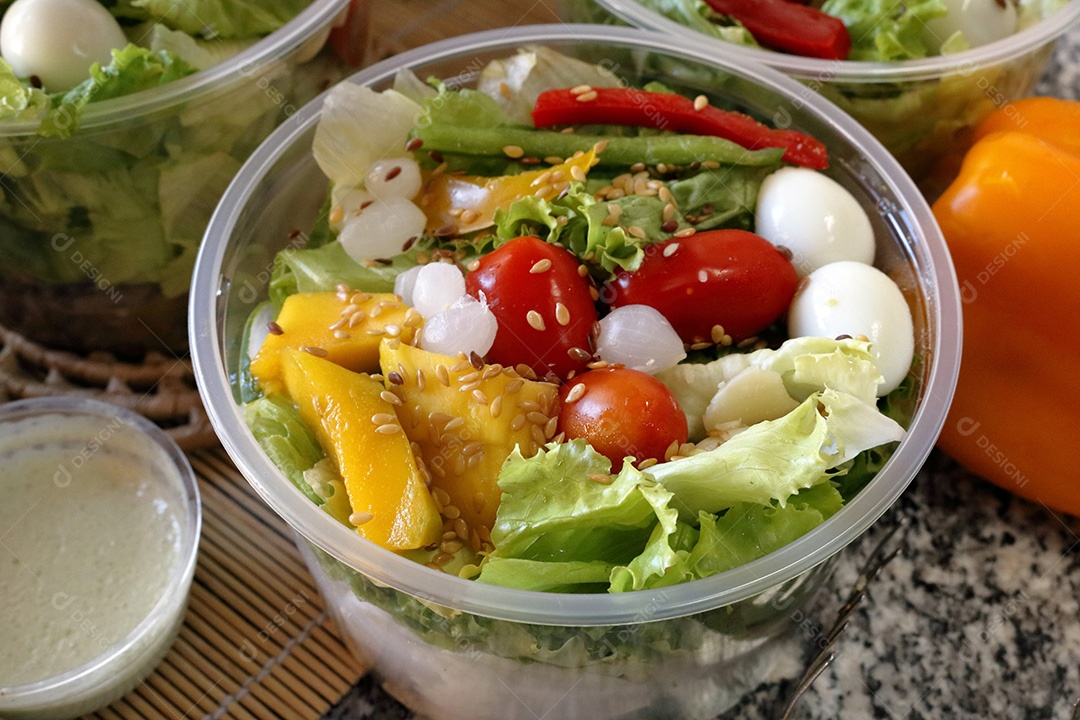 Salada de legumes frescos em uma tigela de plástico aberta