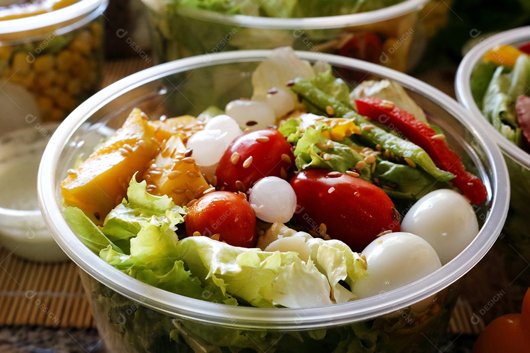 Salada de legumes frescos em uma tigela de plástico aberta