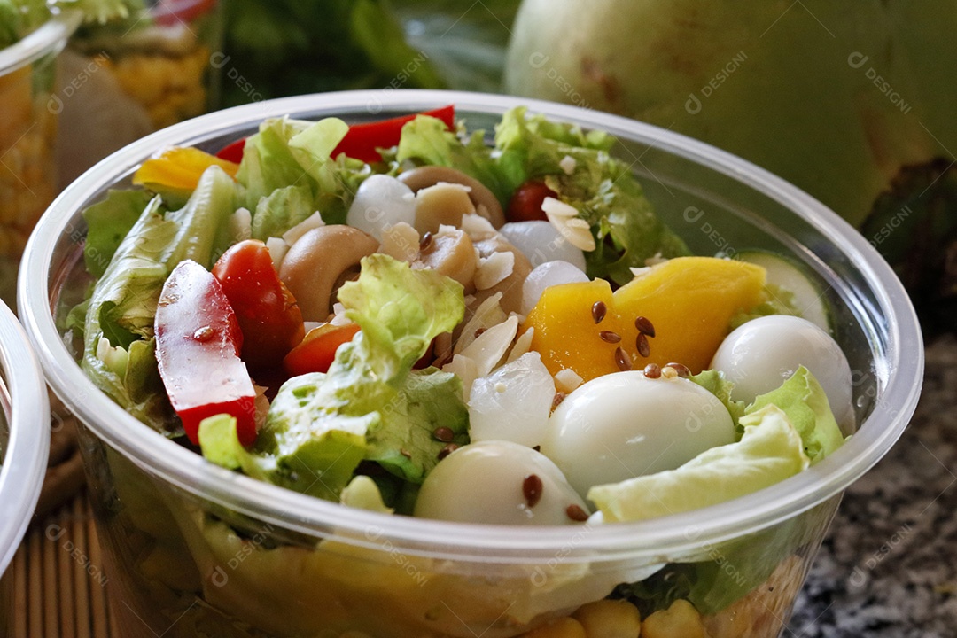 Salada de legumes frescos em uma tigela de plástico aberta