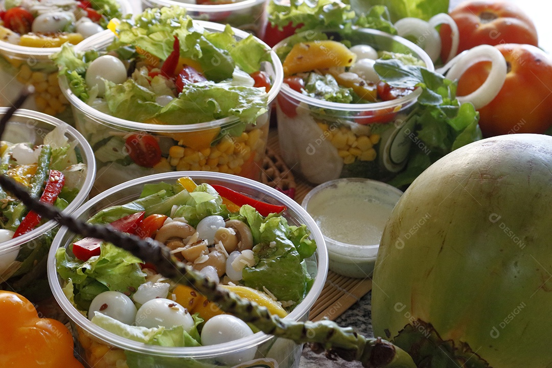 Salada de legumes frescos em uma tigela de plástico aberta