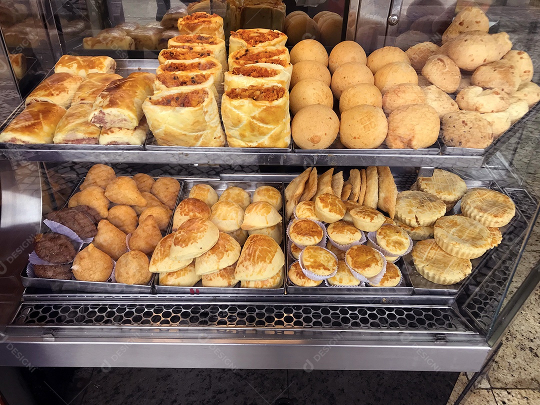 Vitrine com salgadinhos brasileiros