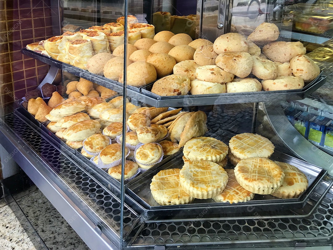 Vitrine com salgadinhos brasileiros