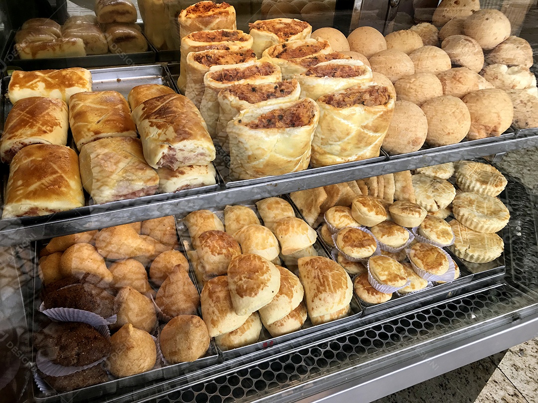 Vitrine com salgadinhos brasileiros