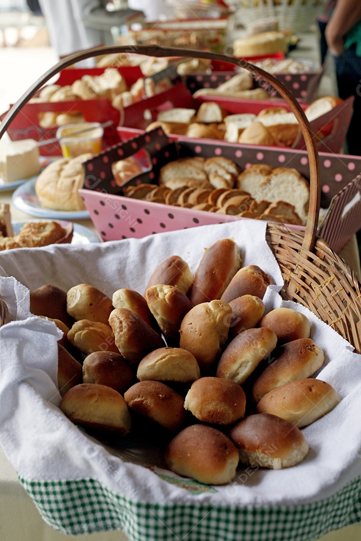Mesa de café da manhã com bolos caseiros
