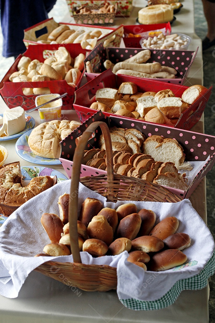 Mesa de café da manhã com bolos caseiros