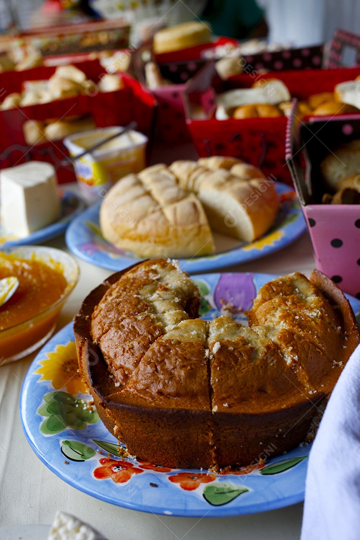 Mesa de café da manhã com bolos caseiros