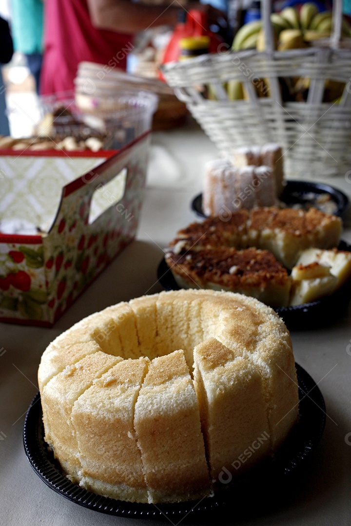 Mesa de café da manhã com bolos caseiros