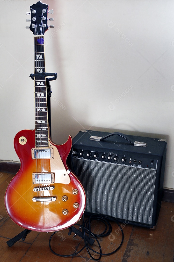 Guitarra elétrica com caixa amplificada