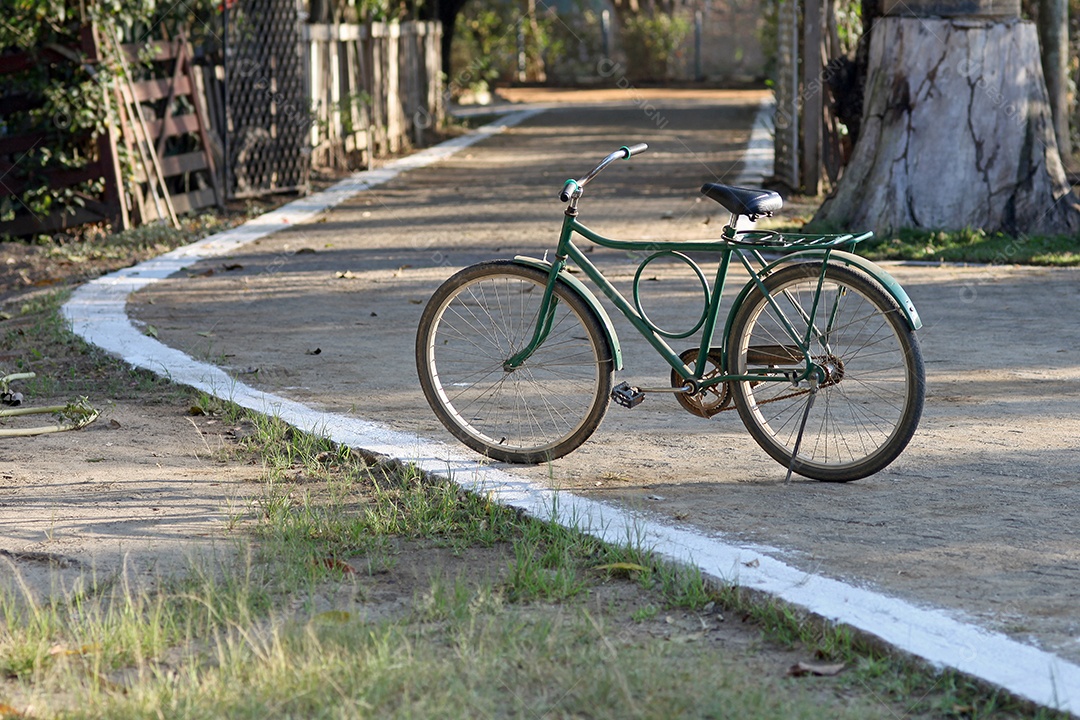 Bicicleta velha estacionada