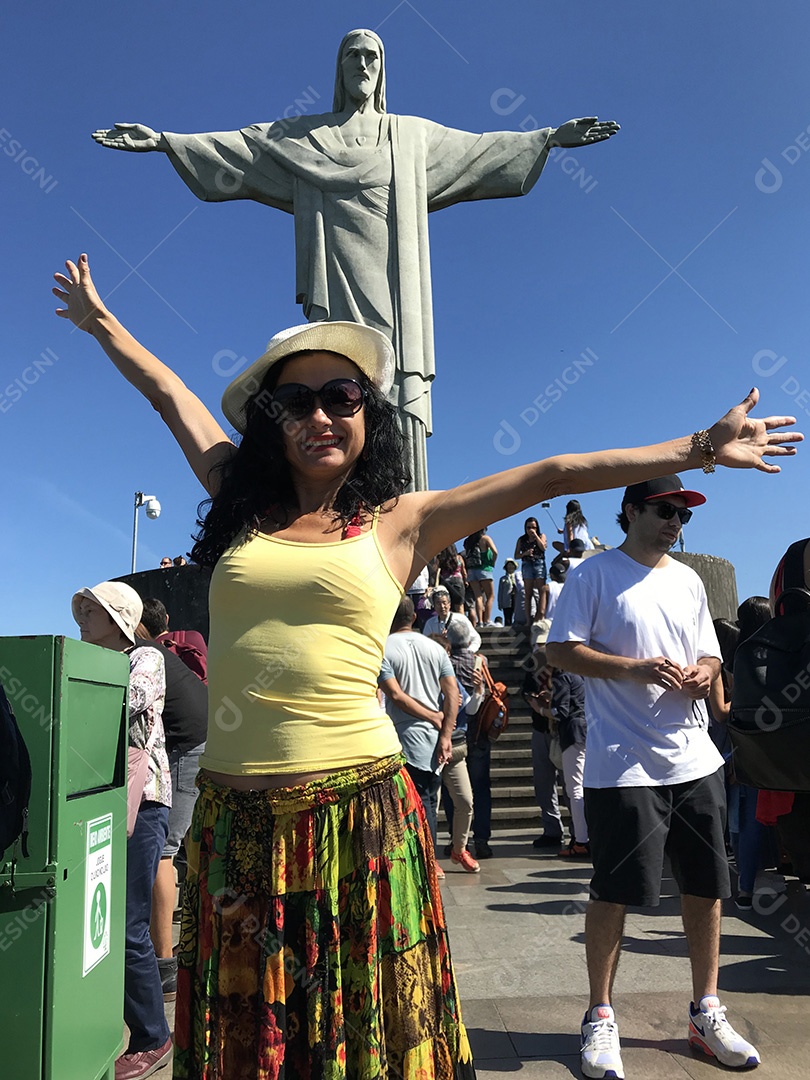 Turistas nas escadas com vista para a estátua do Cristo Redentor