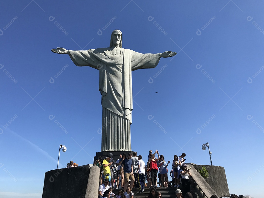 Turistas nas escadas com vista para a estátua do Cristo Redentor