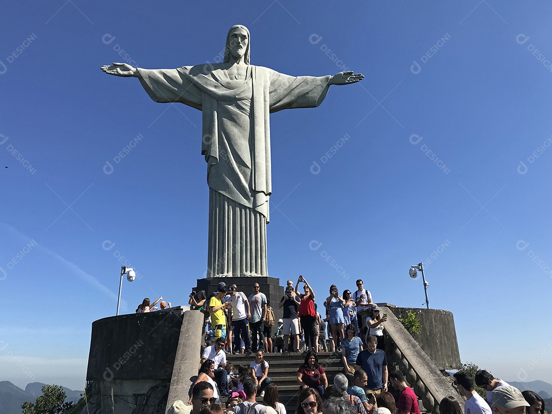 Turistas nas escadas com vista para a estátua do Cristo Redentor