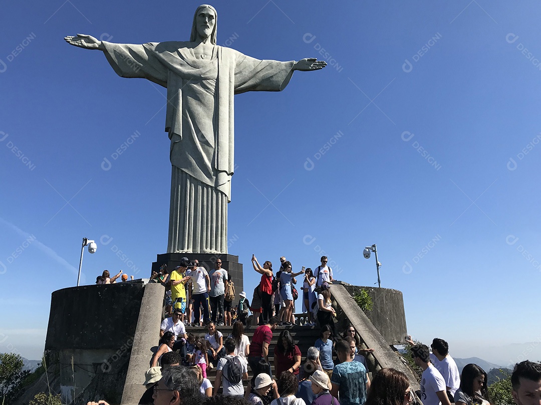 Turistas nas escadas com vista para a estátua do Cristo Redentor