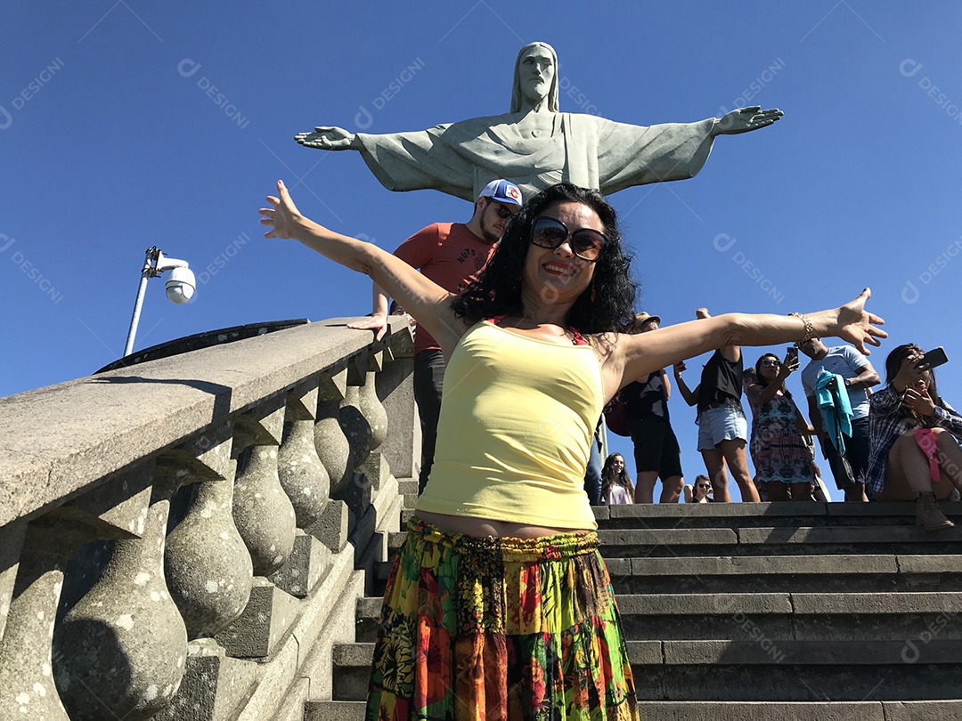 Turistas nas escadas com vista para a estátua do Cristo Redentor