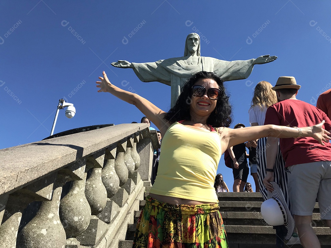 Turistas nas escadas com vista para a estátua do Cristo Redentor