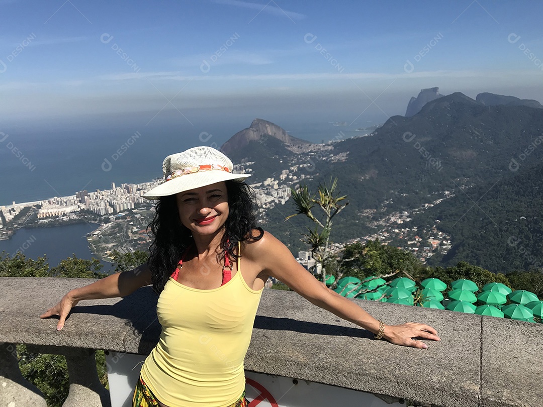 Turistas nas escadas com vista para a estátua do Cristo Redentor