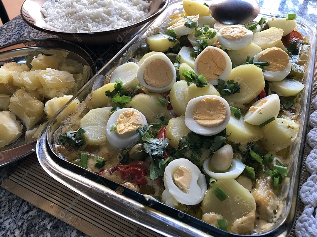 Bacalhau com ovos azeitonas e legumes
