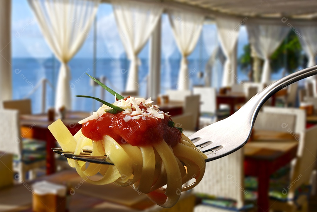 Macarrão com molho de tomate no garfo