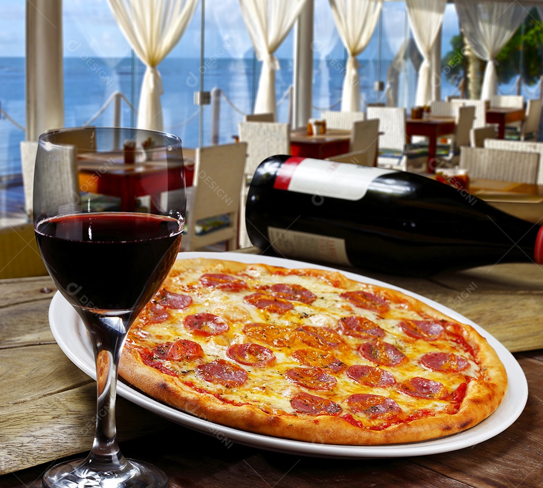 Deliciosa pizza assada com vinho sobre mesa de madeira