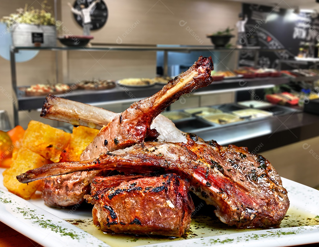 Costela de carne assado sobre tábua de madeira